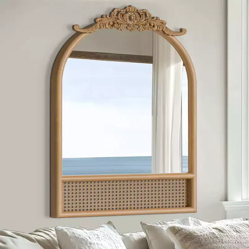 Specchio da parete ad arco intagliato in rattan intrecciato con base in legno naturale