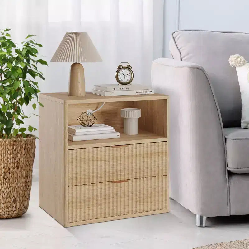Comodino rustico con scanalature e stazione di ricarica, comodino/tavolino a 2 cassetti in stile moderno di metà secolo da 23" per la camera da letto