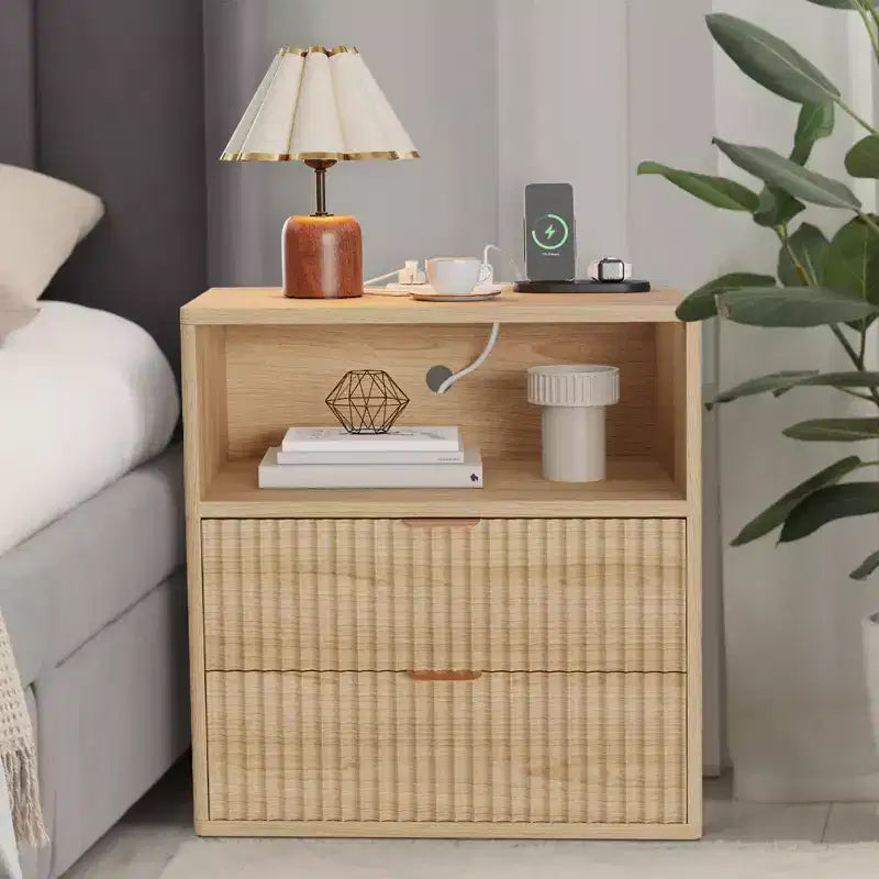 Comodino rustico con scanalature e stazione di ricarica, comodino/tavolino a 2 cassetti in stile moderno di metà secolo da 23" per la camera da letto