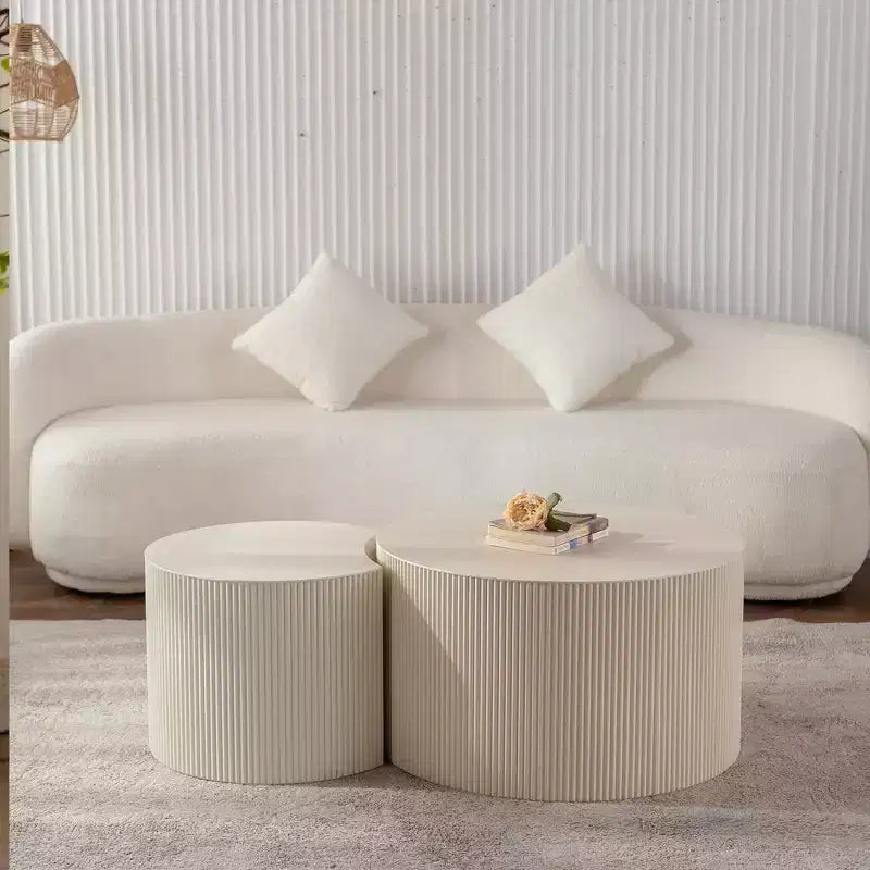 Table basse ronde en bois avec motif artisanal en relief pour les petits espaces, aucun assemblage requis