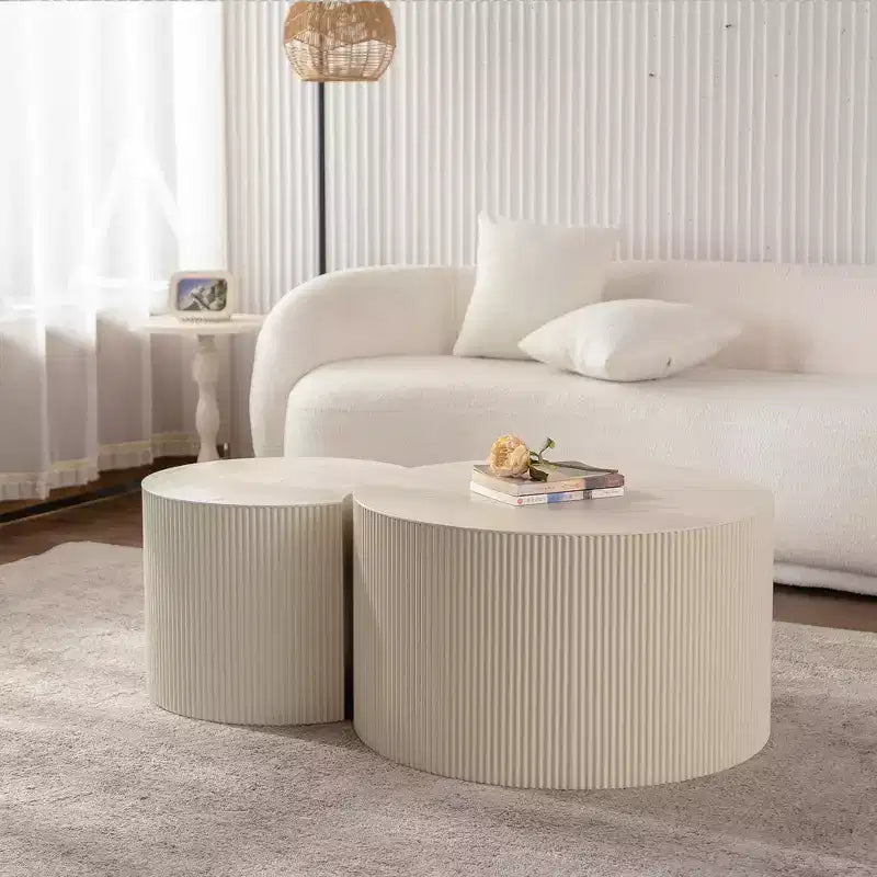 Table basse ronde en bois avec motif artisanal en relief pour les petits espaces, aucun assemblage requis