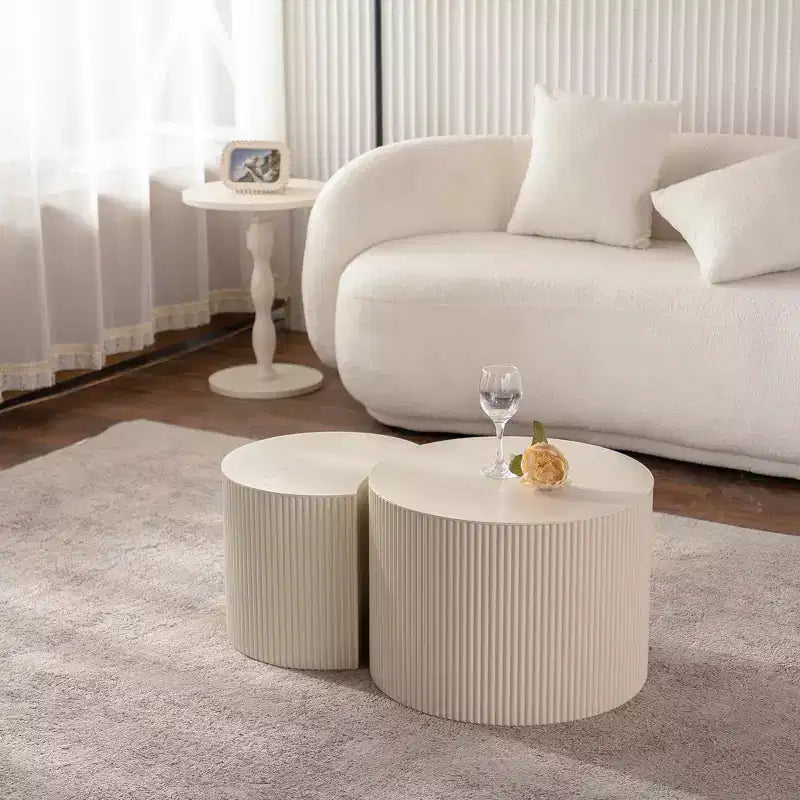 Tavolino rotondo in legno con design a rilievo artigianale per piccoli spazi, nessun assemblaggio richiesto