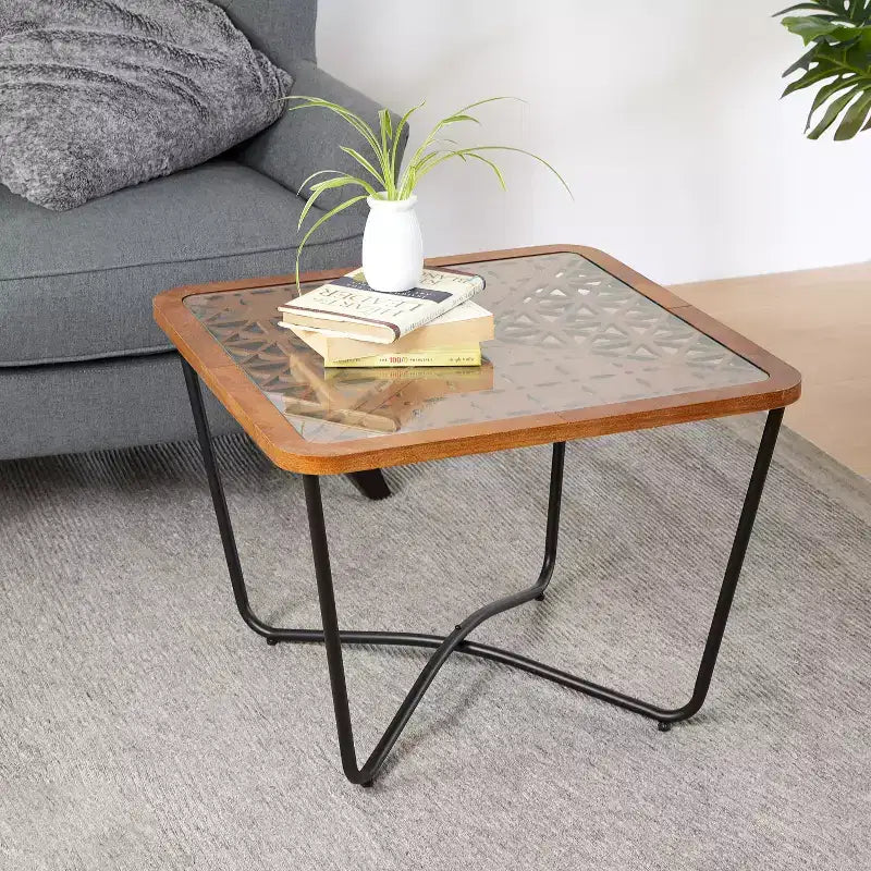 Tavolino da caffè quadrato moderno da 23 pollici Piano in vetro temperato con motivo geometrico intagliato Adatto per soggiorni Nero-marrone