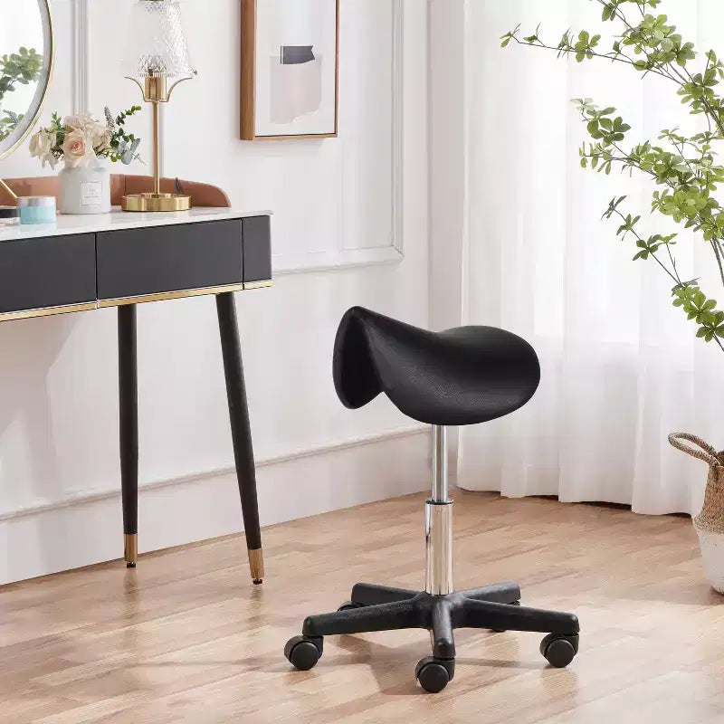 Sgabello con rotelle regolabile idraulicamente per salone