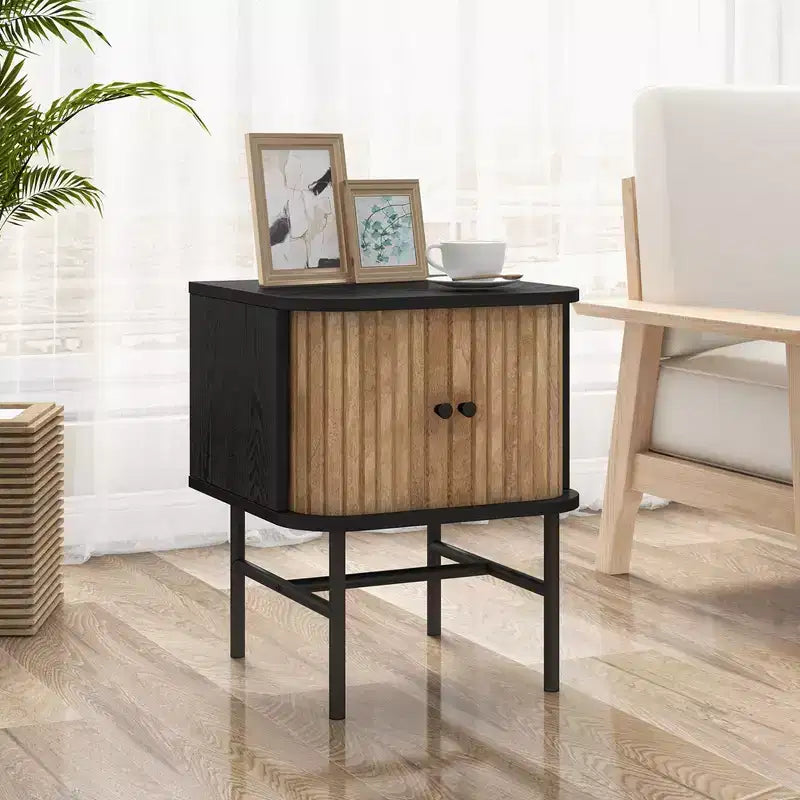 Table de chevet Costway avec porte coulissante, table d'appoint de rangement moderne du milieu du siècle avec armoire Noir/Blanc vieilli